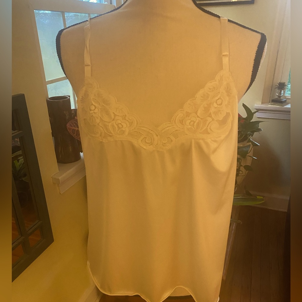Vanity Fair delicate cream floral lace cami with adjustable straps - 38\L